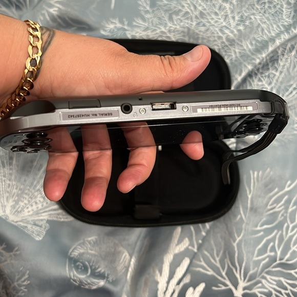 Brand new (but old) play station vita - Picture 9 of 9